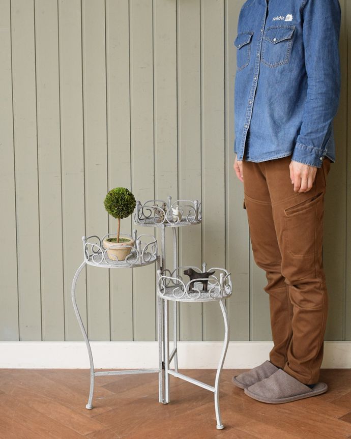 アンティーク風の家具　アンティーク風　アンティーク風のフラワースタンド、3段タイプの花台。見せ場を作ってくれるフラワースタンド優雅な曲線で造られたアンティーク風のプランタースタンド。(y-370-f)