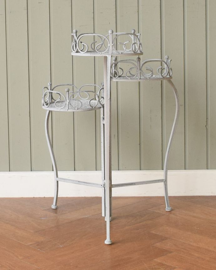 アンティーク風の家具　アンティーク風　アンティーク風のフラワースタンド、3段タイプの花台。横から見てもステキ角度を変えて見ると、こんな感じです。(y-370-f)