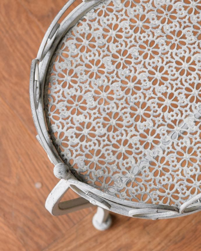 アンティーク風の家具　アンティーク風　アンティーク風のフラワースタンド、3段タイプの花台。近づいて見てみると･･･まるでお花のレースのようなデザインがおシャレです。(y-370-f)