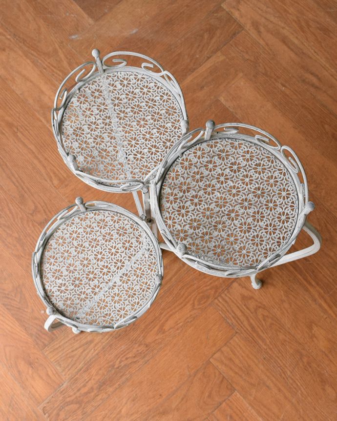 アンティーク風の家具　アンティーク風　アンティーク風のフラワースタンド、3段タイプの花台。上から見ると･･･実は、上から見ても、とっても可愛い！何を乗せても素敵に魅せてくれます。(y-370-f)