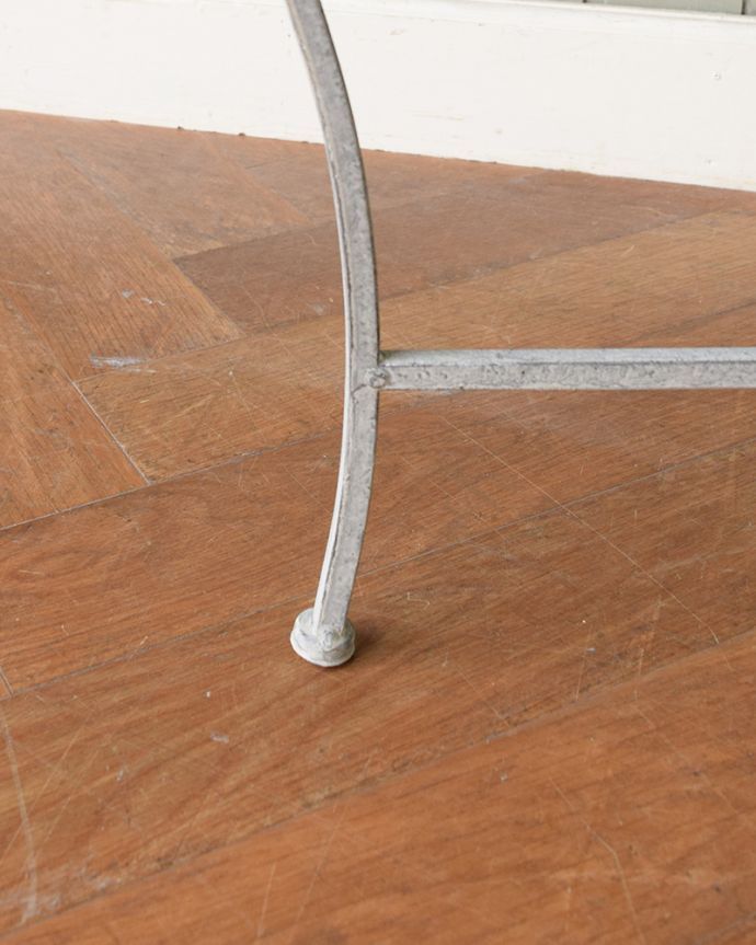 アンティーク風の家具　アンティーク風　アンティーク風のフラワースタンド、3段タイプの花台。足先は･･･こんな感じです。(y-370-f)