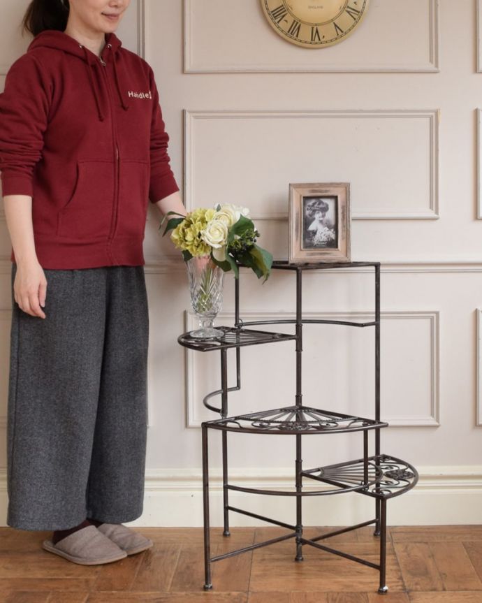アンティーク風の家具　アンティーク風　アンティーク風のフラワースタンド、4段タイプの花台 。見せ場を作ってくれるフラワースタンド優雅な曲線で造られたアンティーク風のプランタースタンド。(y-371-f)