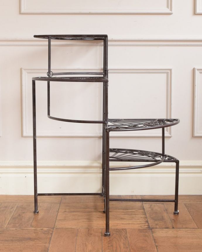 アンティーク風の家具　アンティーク風　アンティーク風のフラワースタンド、4段タイプの花台 。横から見てもステキ角度を変えて見ると、こんな感じです。(y-371-f)