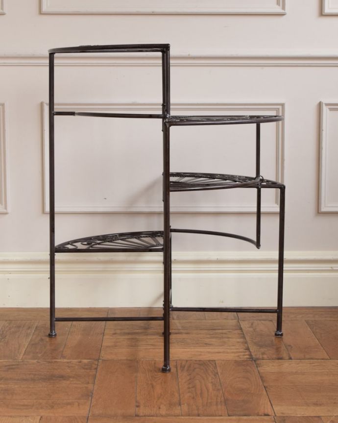 アンティーク風の家具　アンティーク風　アンティーク風のフラワースタンド、4段タイプの花台 。こちら側から見ると360度、どの角度からも美しいんです。(y-371-f)