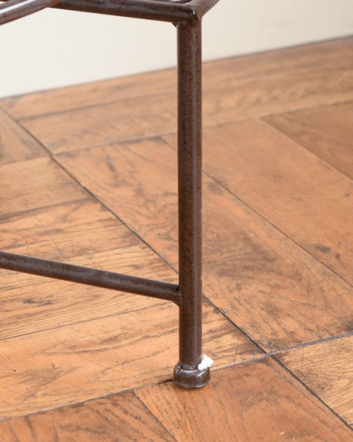 アンティーク風の家具　アンティーク風　アンティーク風のフラワースタンド、4段タイプの花台 。足先は･･･こんな感じです。(y-371-f)