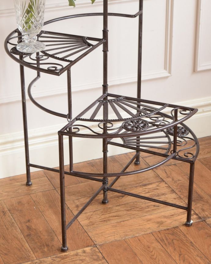 アンティーク風の家具　アンティーク風　アンティーク風のフラワースタンド、4段タイプの花台 。フレンチアンティークの雰囲気フランス風のアンティークをモチーフにした優雅な雰囲気が魅力的です。(y-371-f)