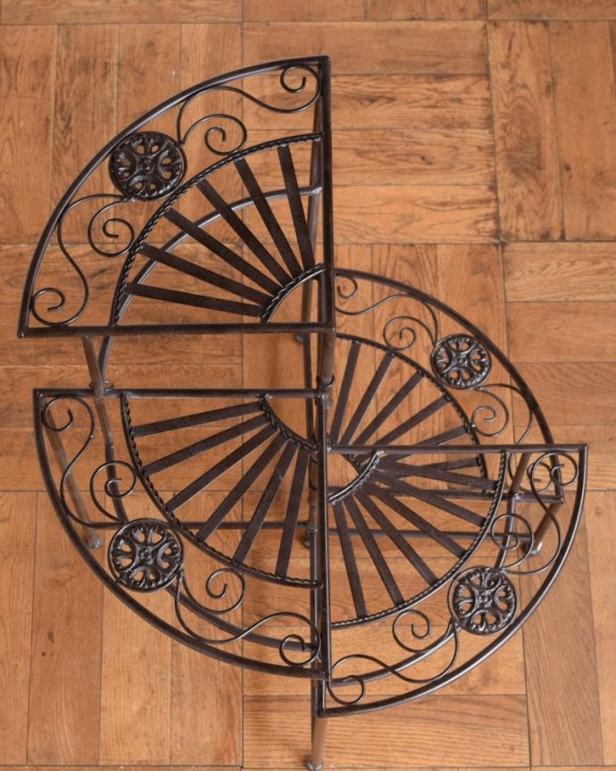 アンティーク風の家具　アンティーク風　アンティーク風のフラワースタンド、4段タイプの花台 。上から見ると･･･実は、上から見ても、とっても可愛い！何を乗せても素敵に魅せてくれます。(y-371-f)