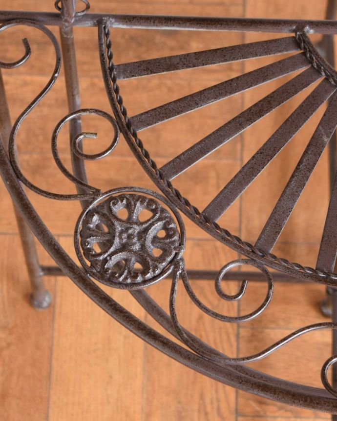 アンティーク風の家具　アンティーク風　アンティーク風のフラワースタンド、4段タイプの花台 。近づいて見てみると･･･女性心をくすぐるお花模様がとっても華やかです。(y-371-f)