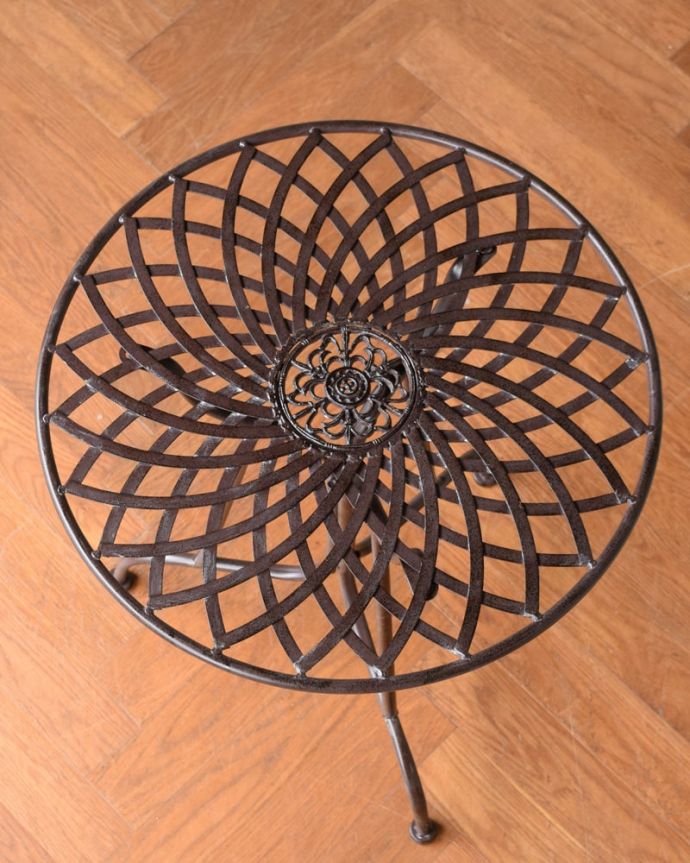 アンティーク風の家具　アンティーク風　アンティーク風のスチール製ガーデンテーブル(コーヒーテーブル）。上から見ると･･･上から見ると、天板はこんな感じ。(y-372-f)