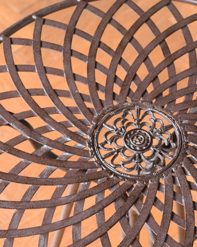 アンティーク風の家具　アンティーク風　アンティーク風のスチール製ガーデンテーブル(コーヒーテーブル）。天板を近くでみると…雨が溜まることもなく、お庭やテラスでお使い頂けます。(y-372-f)