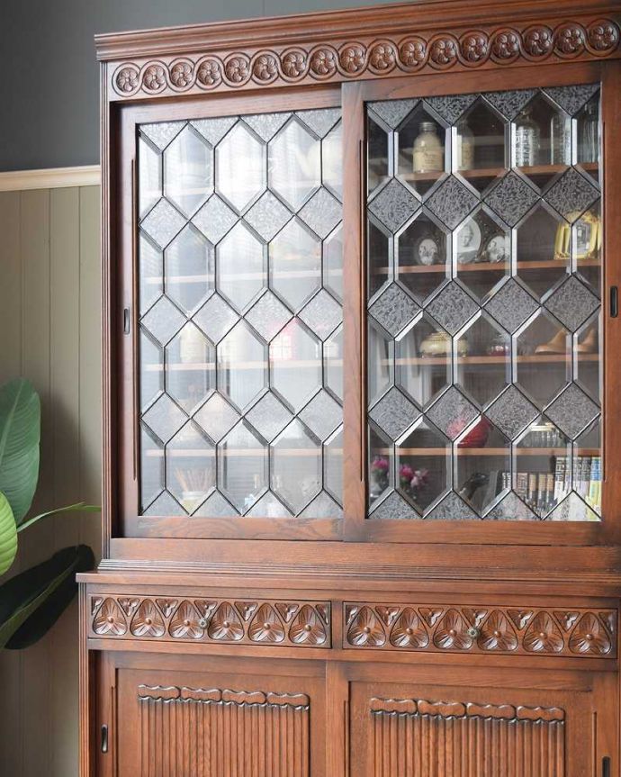 アンティーク風の家具 アンティーク風 アンティーク風のステンドグラスが美しいキャビネット(食器棚)。ガラス越しに中をのぞいてみると・・・ガラスを通して中に入っているものを見ると、なんだかちょっと高級に見えるんです。(y-373-f)