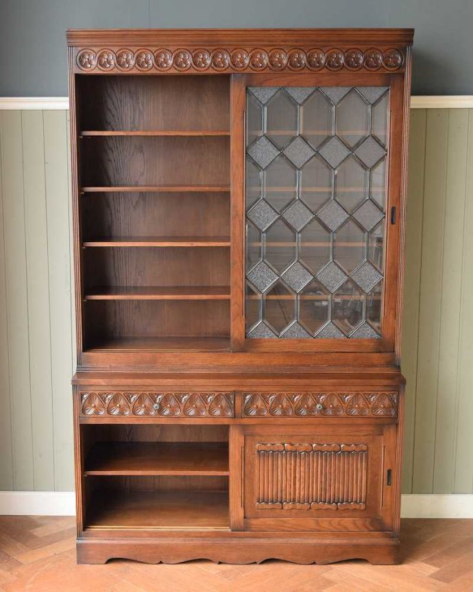 アンティーク風の家具 アンティーク風 アンティーク風のステンドグラスが美しいキャビネット(食器棚)。引き戸タイプのたっぷり収納開ける時に場所もとらず便利です。(y-373-f)