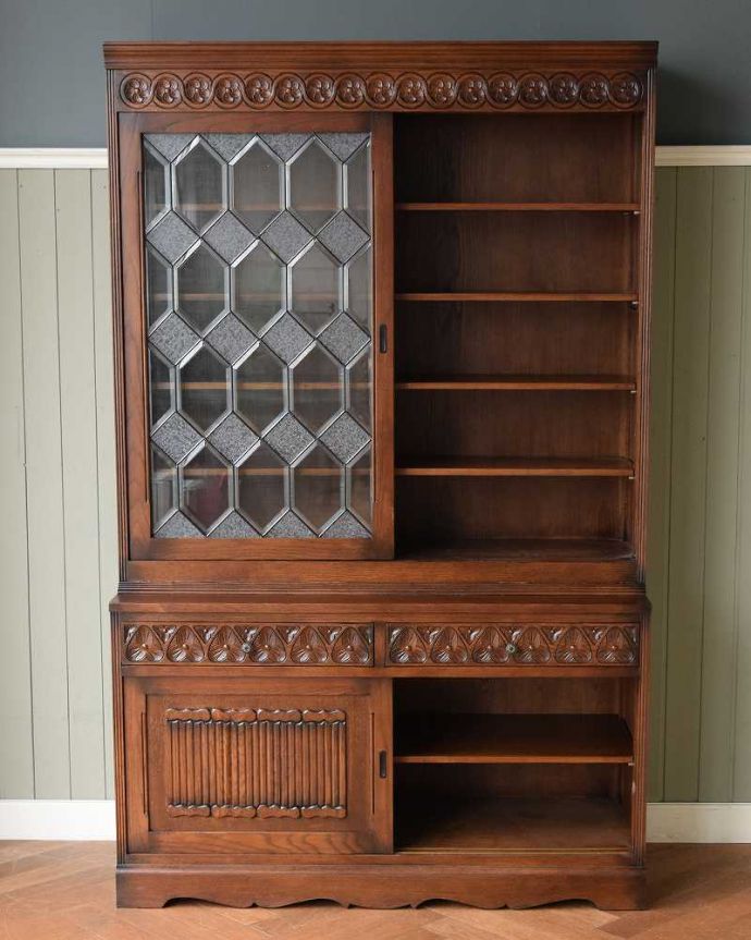 アンティーク風の家具 アンティーク風 アンティーク風のステンドグラスが美しいキャビネット(食器棚)。扉を開けると・・・重い本がたっぷり収納できるように頑丈に作られています。(y-373-f)