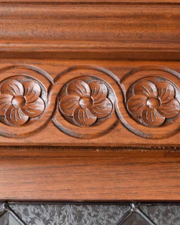 アンティーク風の家具 アンティーク風 アンティーク風のステンドグラスが美しいキャビネット(食器棚)。いろんな場所にこだわり彫のデザインもいろいろです。(y-373-f)