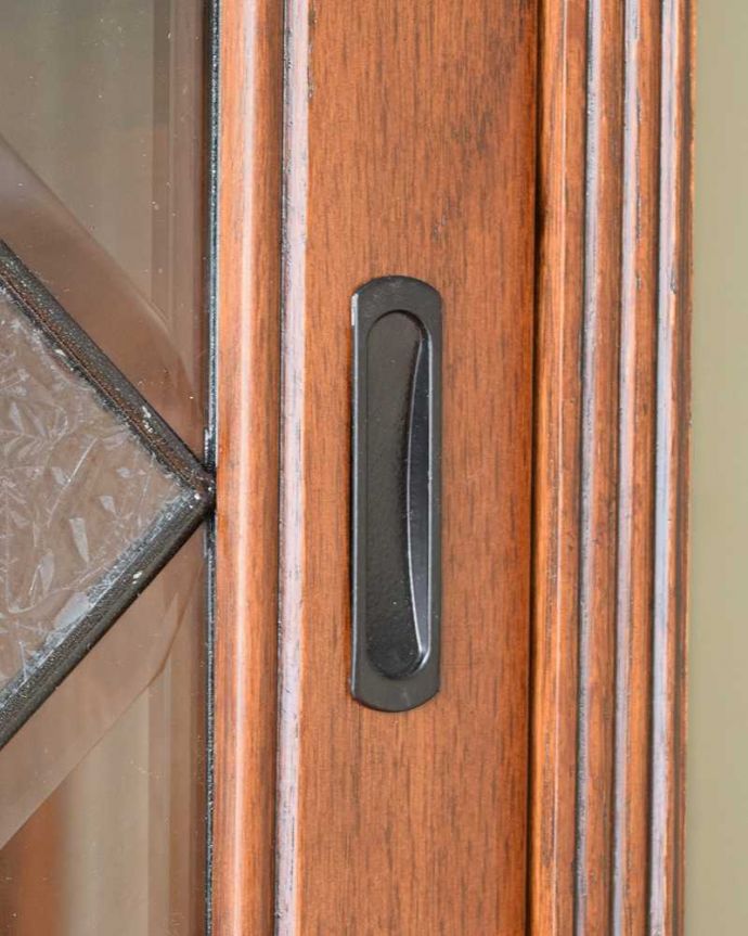 アンティーク風の家具 アンティーク風 アンティーク風のステンドグラスが美しいキャビネット(食器棚)。引き戸の取っ手ですシンプルな取っ手のデザインです。(y-373-f)