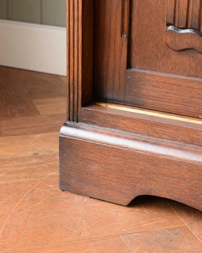 アンティーク風の家具 アンティーク風 アンティーク風のステンドグラスが美しいキャビネット(食器棚)。女性1人でラクラク運べちゃうんですHandleの家具は、脚の裏にフェルトキーパーをお付けしています。(y-373-f)