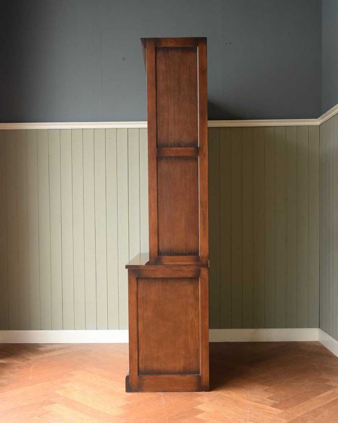 アンティーク風の家具 アンティーク風 アンティーク風のステンドグラスが美しいキャビネット(食器棚)。横から見ても素敵なんですもちろん、横顔だってキレイ!どこから見ても絵になります。(y-373-f)