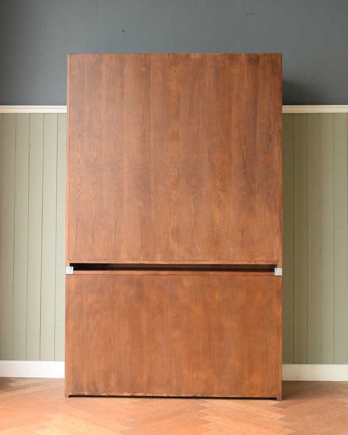 アンティーク風の家具 アンティーク風 アンティーク風のステンドグラスが美しいキャビネット(食器棚)。後ろ姿も見て下さい裏側もこんな感じで仕上げてあります。(y-373-f)