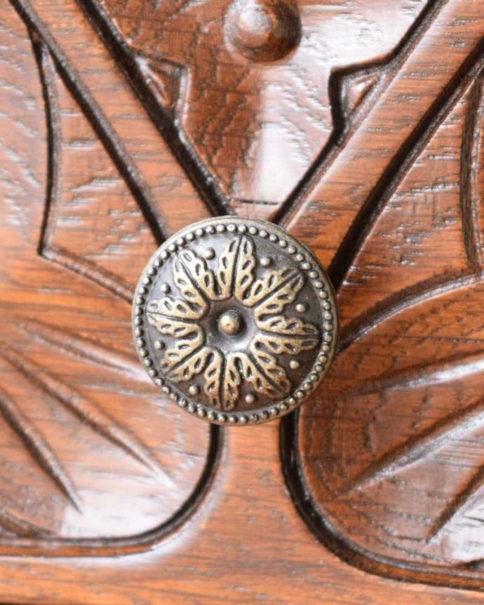 アンティーク風の家具 アンティーク風 アンティーク風のステンドグラスが美しいキャビネット(食器棚)。小さなパーツにもこだわり引き出しの取っ手にはかわいい取っ手がちょこんとついています。(y-373-f)