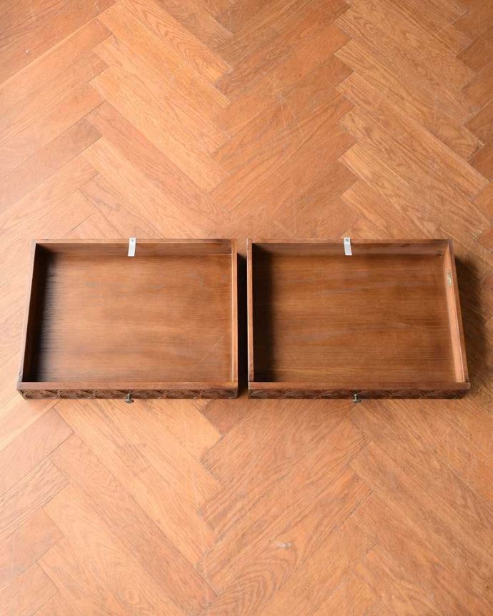 アンティーク風の家具 アンティーク風 アンティーク風のステンドグラスが美しいキャビネット(食器棚)。あると便利な引き出し付きですいろんなものを実用的に収納して使って下さい。(y-373-f)