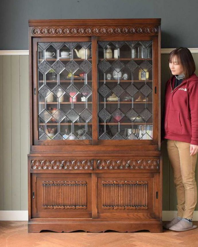 アンティーク風の家具 アンティーク風 アンティーク風のステンドグラスが美しいキャビネット(食器棚)。英国らしい堂々とした風格のあるガラスキャビネット重厚感ある佇まいで、落ち着いた雰囲気を演出してくれる英国風のキャビネット。(y-373-f)