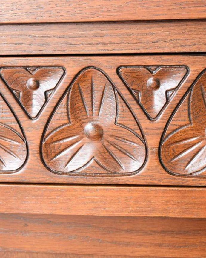 アンティーク風の家具 アンティーク風 アンティーク風のステンドグラスが美しいキャビネット(食器棚)。細かい部分にもこだわり・・・アンティークの家具にも負けないくらい丁寧な彫りが施されています。(y-373-f)