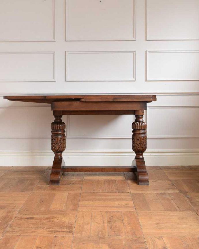 片方を開いた折り畳みテーブル