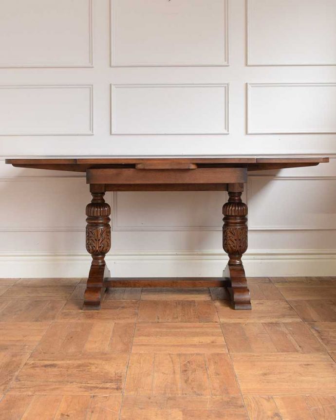 天板を広げた伸長式テーブル