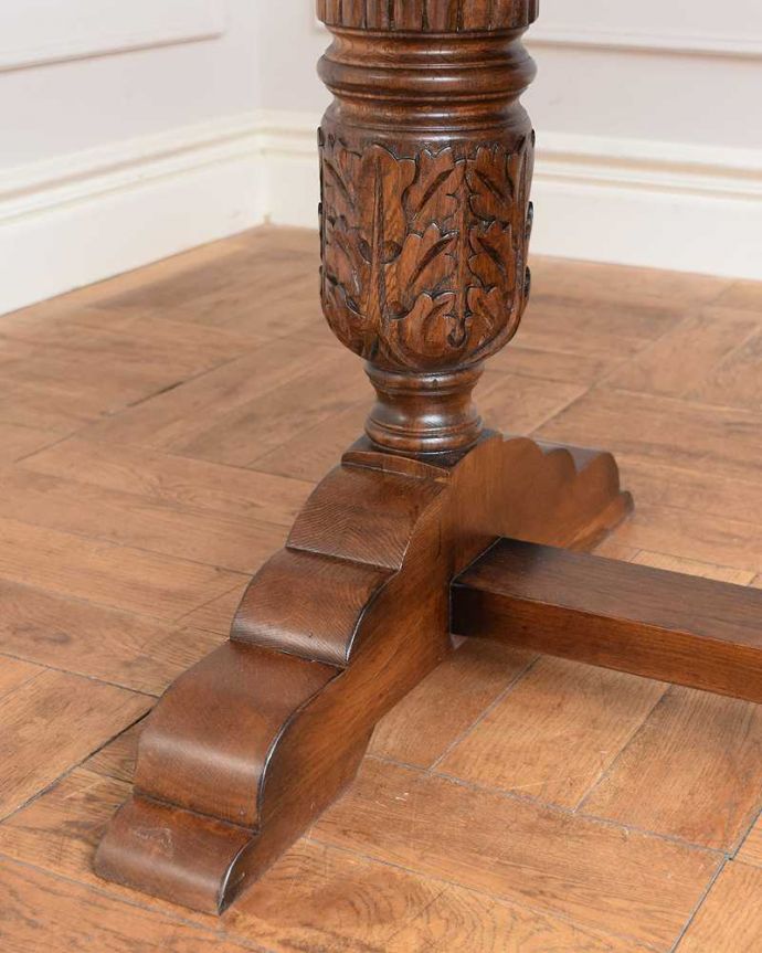 ダイニングテーブルの脚