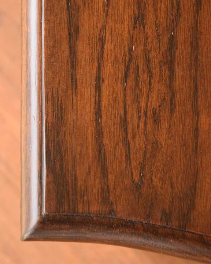 4人掛けダイニングテーブル(1m20~60cm) アンティーク風 アンティーク風のダイニングテーブル、ツイスト脚が美しい4人掛けのテーブル。近づいてみると…天然木なので、木目は一枚一枚違います。(y-375-f)