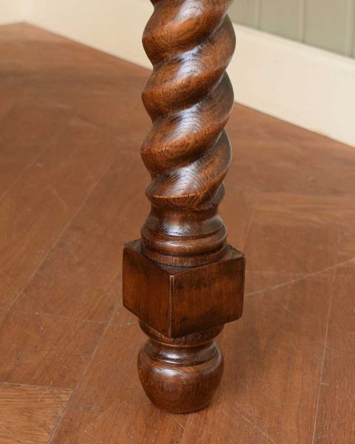 4人掛けダイニングテーブル(1m20~60cm) アンティーク風 アンティーク風のダイニングテーブル、ツイスト脚が美しい4人掛けのテーブル。女性1人でもラクに運べちゃうヒミツHandleの家具は、脚の裏にフェルトキーパーをお付けしているので、床を滑らせれば女性でも移動がカンタンです。(y-375-f)