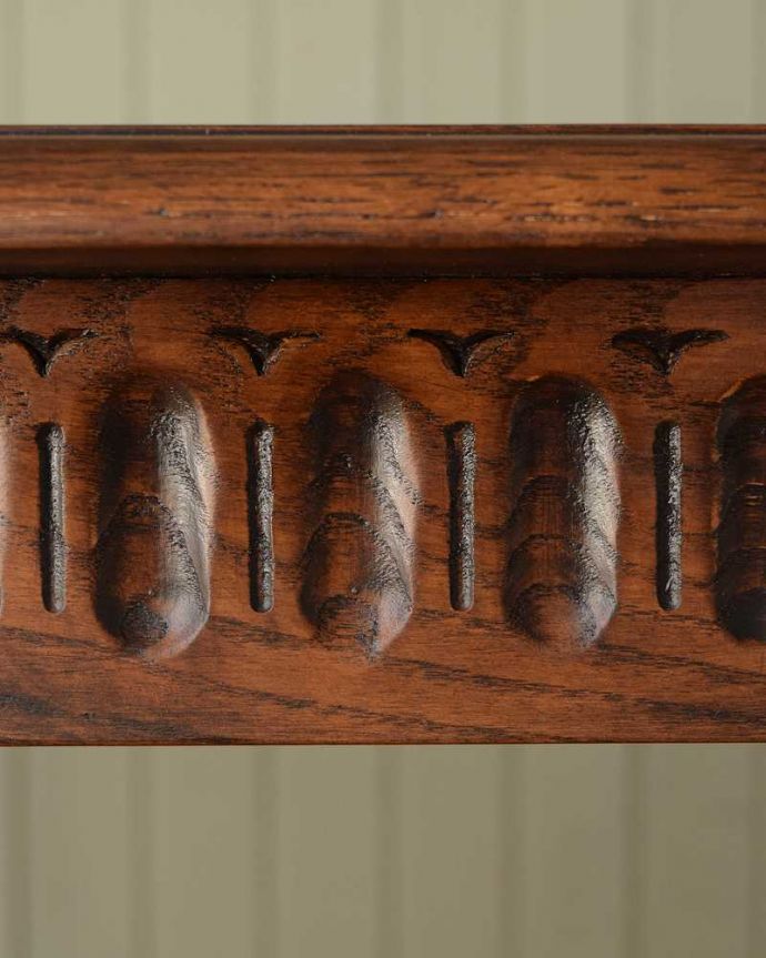 4人掛けダイニングテーブル(1m20~60cm) アンティーク風 アンティーク風のダイニングテーブル、ツイスト脚が美しい4人掛けのテーブル。アンティークのような彫り本物のアンティークのようにこだわった彫りが美しいんです。(y-375-f)