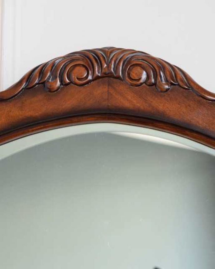 アンティーク風の家具 アンティーク風 アンティーク風のドレッサー、猫脚のカブリオルレッグが美しい家具。いろんな場所にこだわり英国らしくこんなところにまで彫のデザインが。(y-376-f)