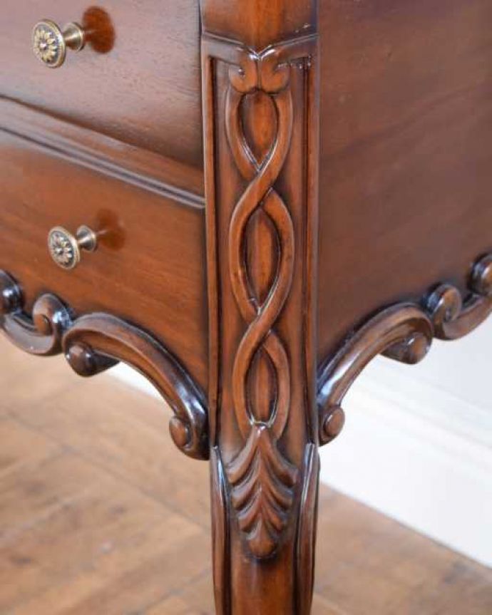 アンティーク風の家具 アンティーク風 アンティーク風のドレッサー、猫脚のカブリオルレッグが美しい家具。至る所に繊細な彫あちらこちらに英国家具らしい彫りがあります。(y-376-f)