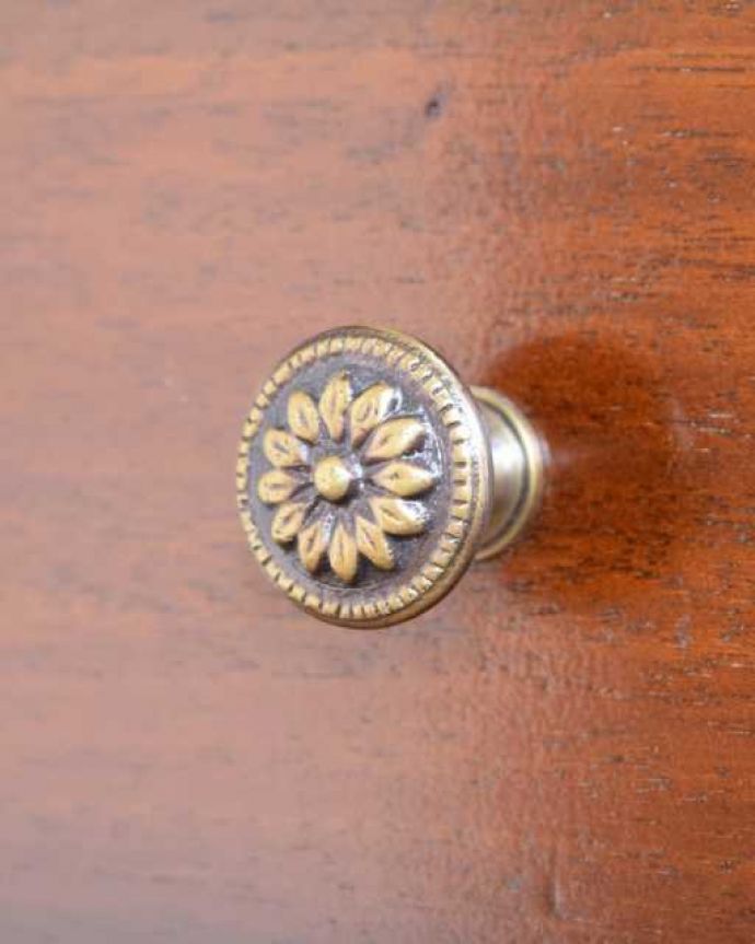 アンティーク風の家具 アンティーク風 アンティーク風のドレッサー、猫脚のカブリオルレッグが美しい家具。アクセサリーの様な取っ手中央にはお花のデザイン。(y-376-f)