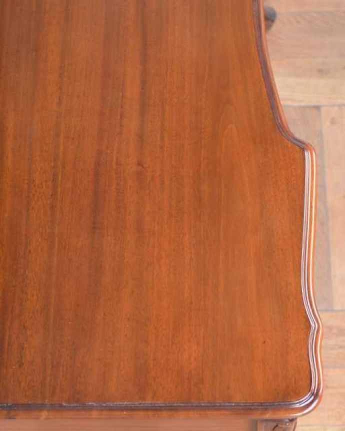 アンティーク風の家具 アンティーク風 アンティーク風のドレッサー、猫脚のカブリオルレッグが美しい家具。近づいて見てみると、天板はこんな感じです。(y-376-f)