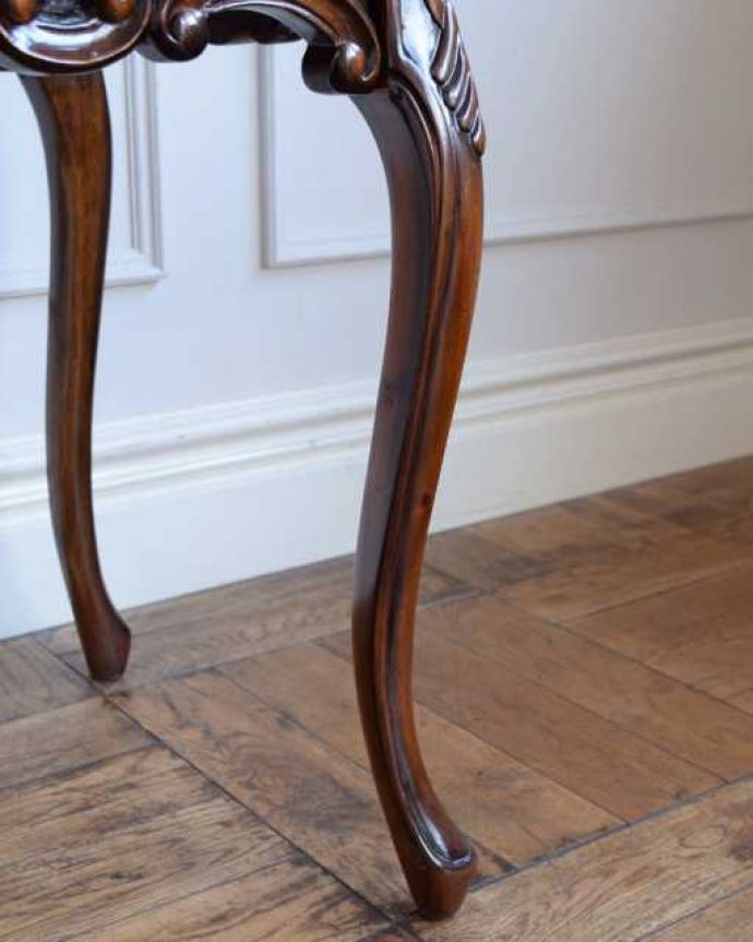 アンティーク風の家具 アンティーク風 アンティーク風のドレッサー、猫脚のカブリオルレッグが美しい家具。女性1人でラクラク運べちゃう仕掛けHandleの家具は、脚の裏にフェルトキーパーをお付けしているので、床を滑らせれば女性でも移動がカンタンです。(y-376-f)