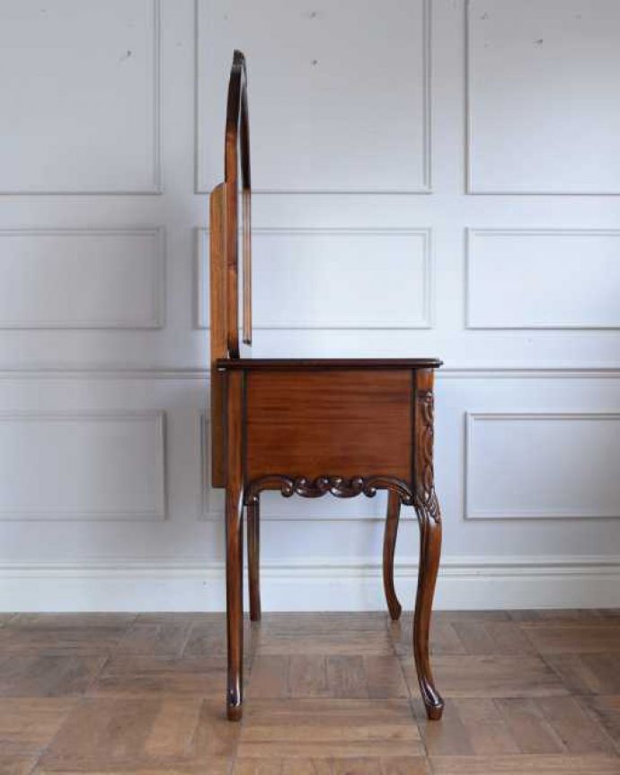 アンティーク風の家具 アンティーク風 アンティーク風のドレッサー、猫脚のカブリオルレッグが美しい家具。横から見てもステキもちろん、横顔だってキレイ!どこから見ても絵になります。(y-376-f)