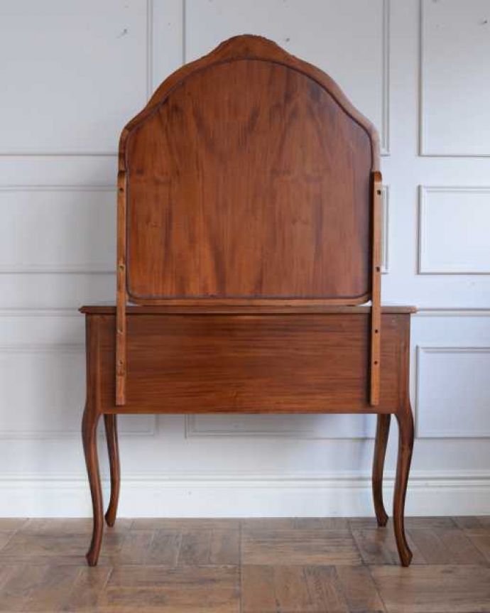 アンティーク風の家具 アンティーク風 アンティーク風のドレッサー、猫脚のカブリオルレッグが美しい家具。後ろ姿も見て下さい裏側もこんな感じで仕上げてあります。(y-376-f)