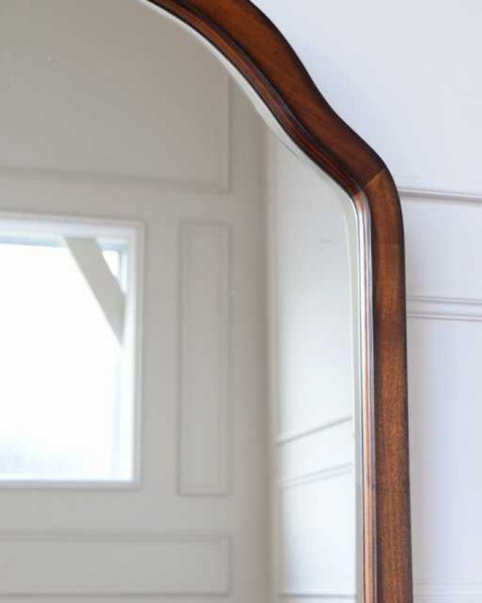 アンティーク風の家具 アンティーク風 アンティーク風のドレッサー、猫脚のカブリオルレッグが美しい家具。キレイなミラーでお届けしますもちろんミラーも綺麗なので、アンティークはちょっと・・・という方も安心してお使い下さい。(y-376-f)