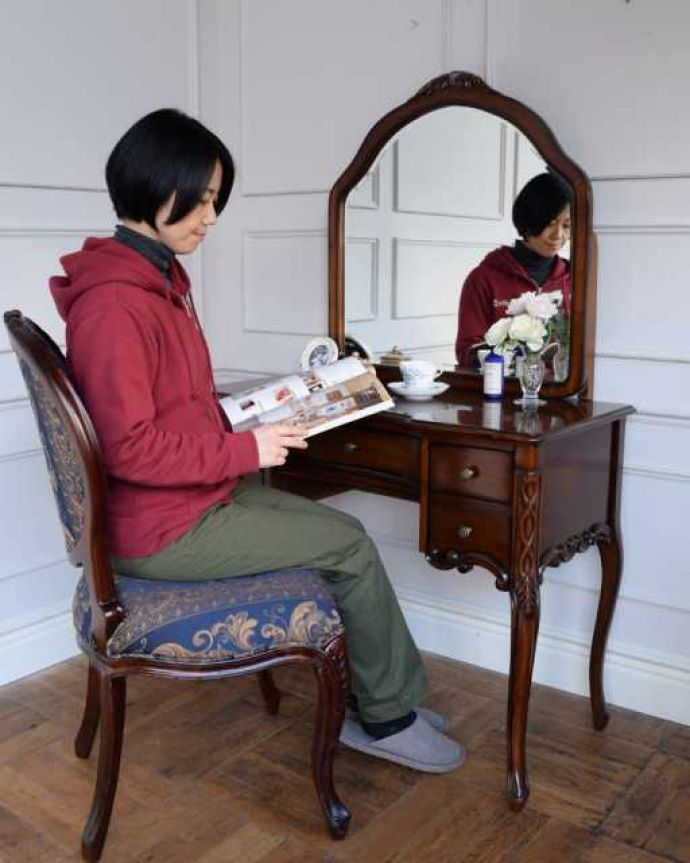 アンティーク風の家具 アンティーク風 アンティーク風のドレッサー、猫脚のカブリオルレッグが美しい家具。自分だけの場所で過ごす自分だけの時間女性にとって特別な場所だから、ここに座っているだけでなんだかワクワクしちゃうんです。(y-376-f)