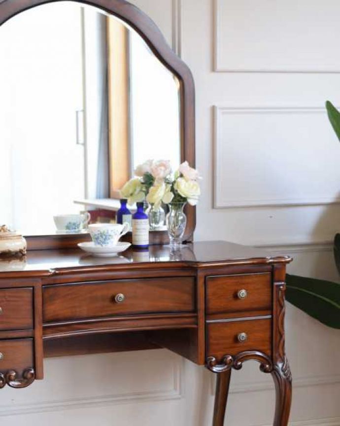 アンティーク風の家具 アンティーク風 アンティーク風のドレッサー、猫脚のカブリオルレッグが美しい家具。美しいフォルムが自慢英国デザインらしいドレッサー。(y-376-f)