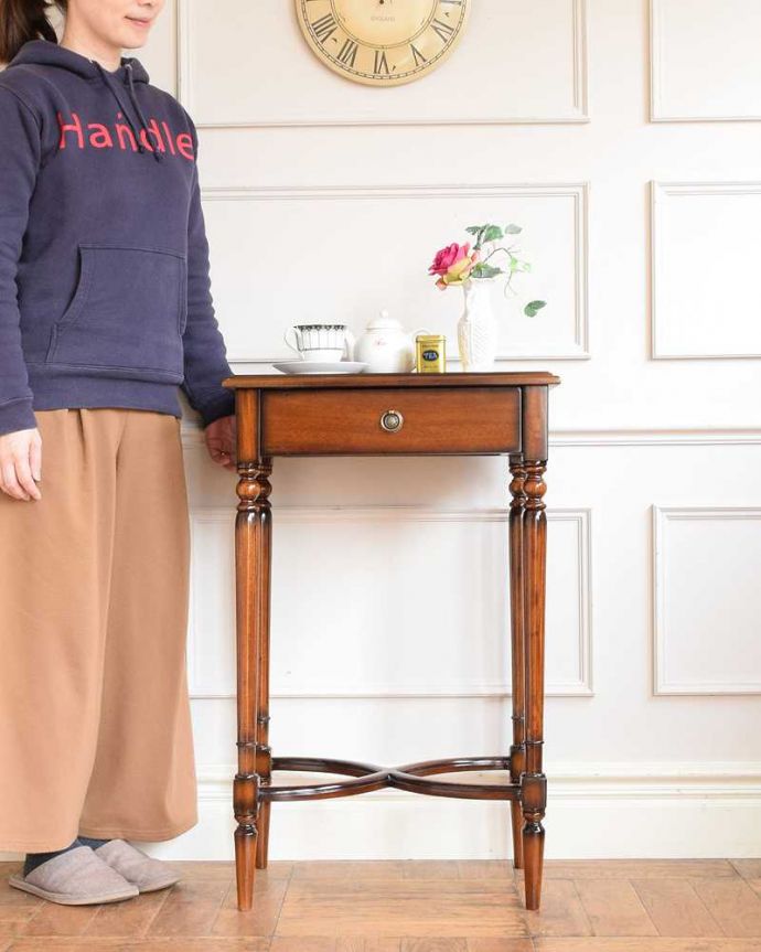 アンティーク風のオケージョナルテーブル