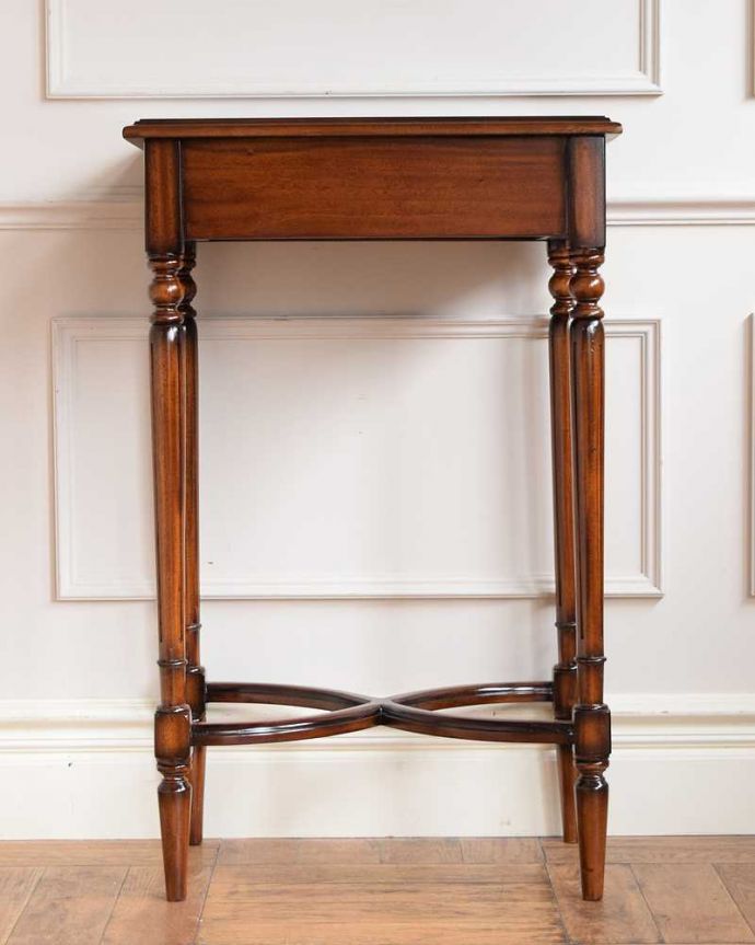 どこから見てもキレイなサイドテーブル