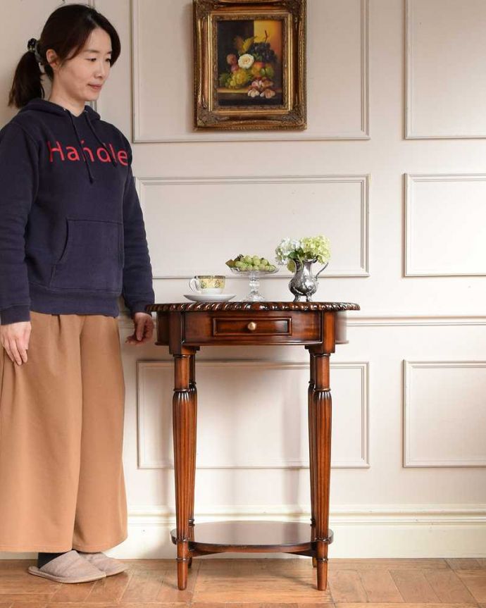 アンティーク風のオケージョナルテーブル