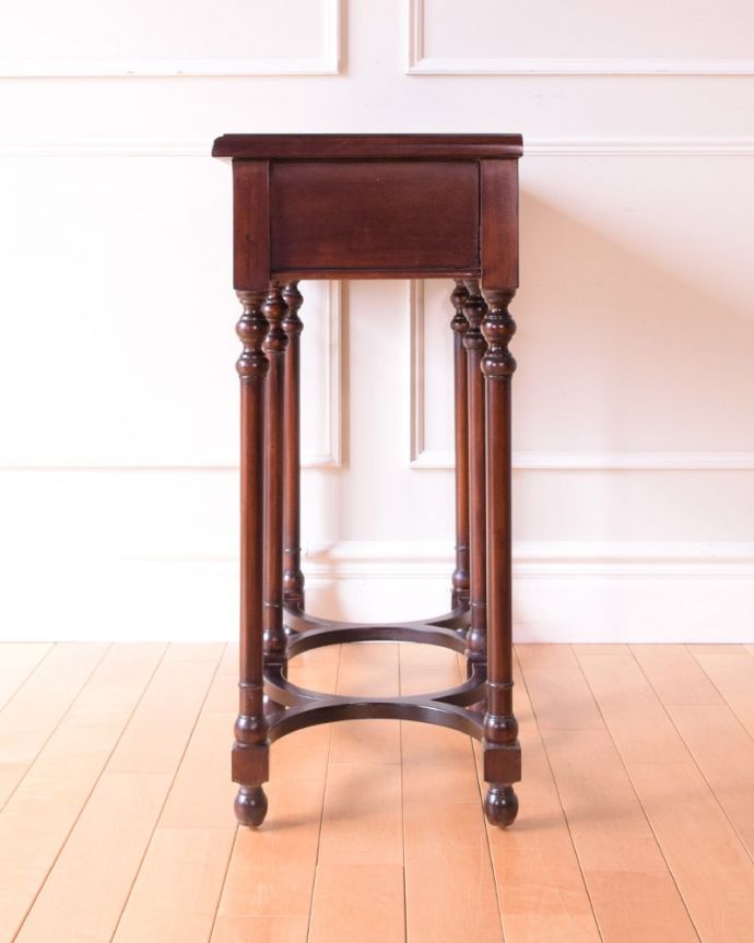 アンティーク風家具の横