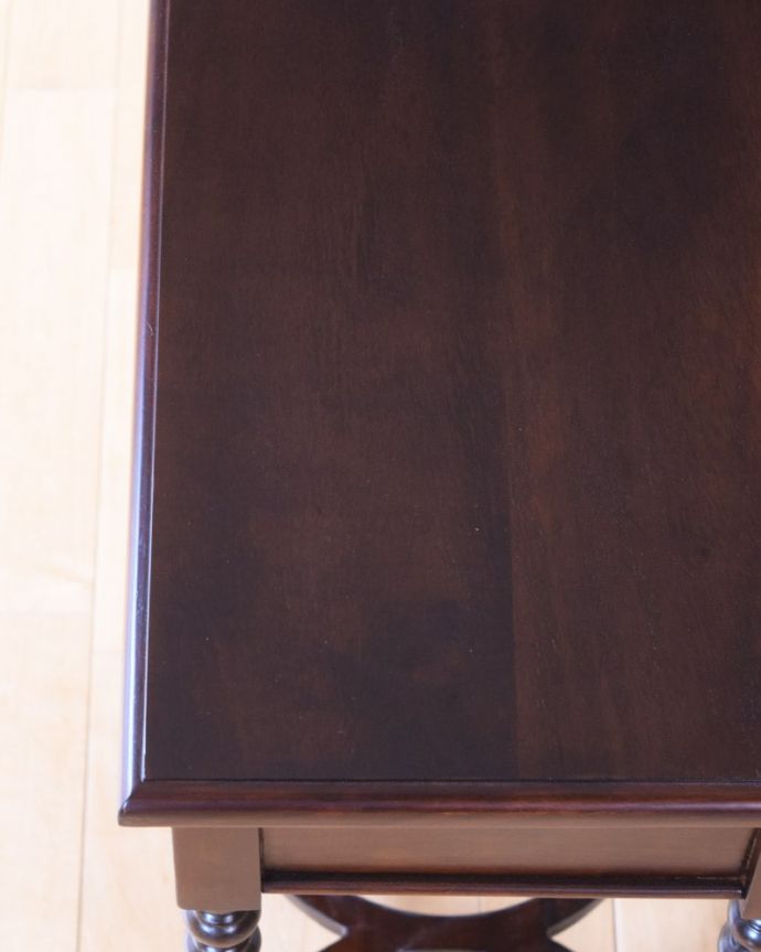 テーブルの天板の木目