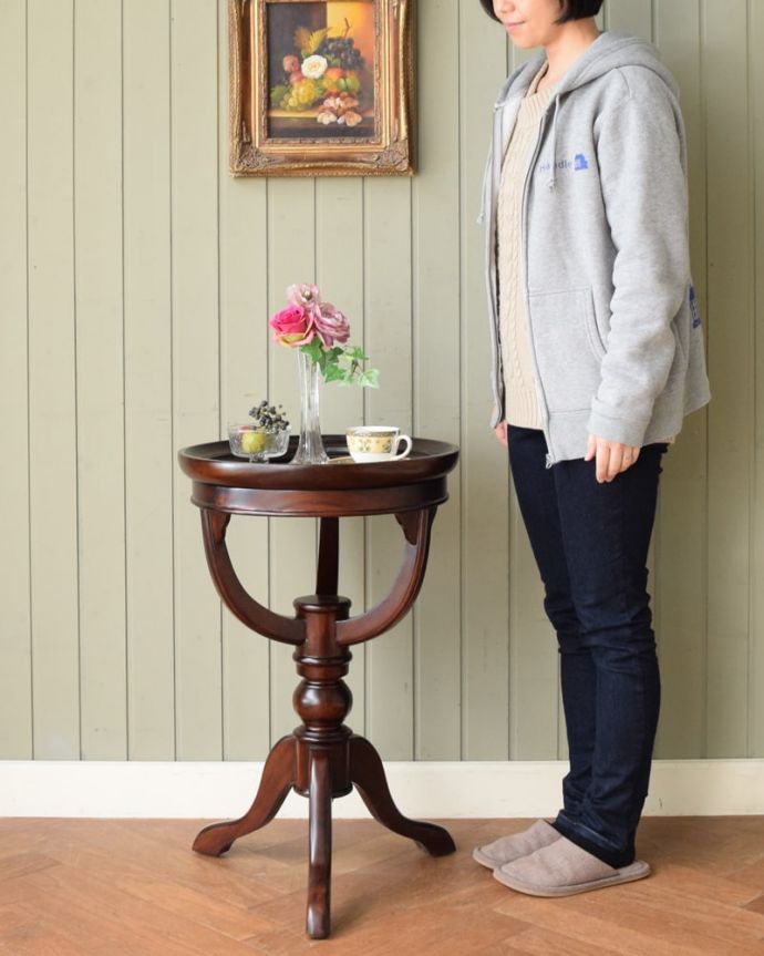 アンティーク風のオケージョナルテーブル