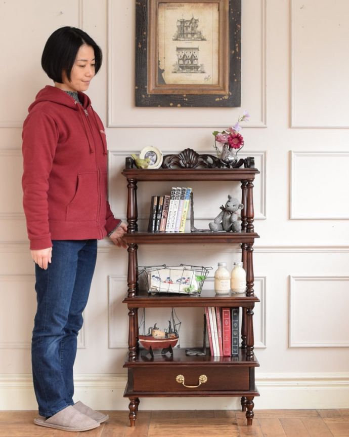 アンティーク風のおしゃれなオープンシェルフ