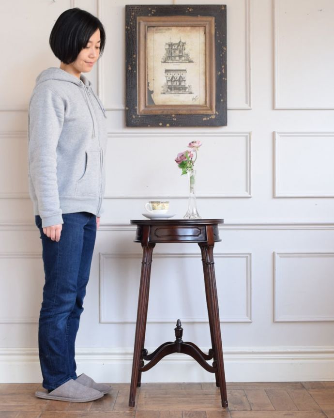 アンティーク風のオケージョナルテーブル